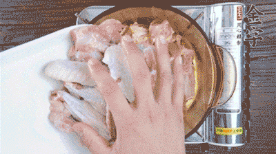 加料酒、蔥姜焯水2分鐘，清洗備用。