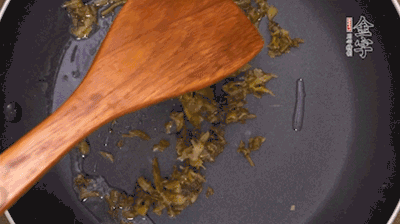 鍋中3成油溫時，下雪菜、辣椒圈翻炒40秒。