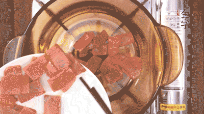 砂鍋中依次放火腿片、豆腐，大火燉開轉(zhuǎn)中小火。