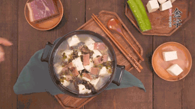 出鍋前撒蔥花。