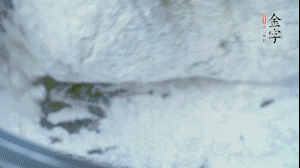 【面皮】2.將糯米粉和粳米粉混合，加煮好的艾草和適量清水，揉搓成面團(tuán)。