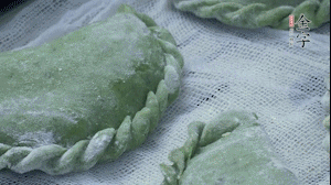 【制作】2.蒸架上墊浸濕的屜布，再放上清明果，大火蒸10~15分鐘，完成，出鍋啦！