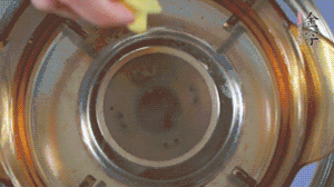 金字淡咸肉加姜片、料酒，冷水入鍋焯水。