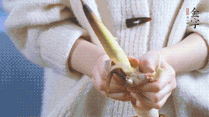 春筍切滾刀塊，加少許鹽，焯水備用。