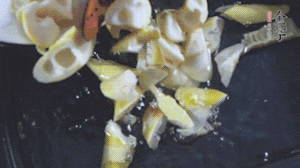 將淡咸肉、春筍、五花肉一起放入鍋中。