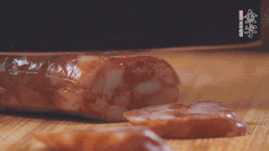 金字麻辣香腸切片，小青菜焯熟備用。