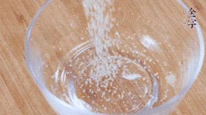 制作醬汁：1湯匙蠔油、1湯匙涼開水、2湯匙生抽、1/2湯匙白砂糖、少許辣椒圈。