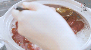 沿鍋邊倒一圈食用油蓋蓋，繼續(xù)小火燜8分鐘。