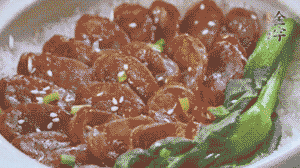 燜好后放入小青菜，均勻淋上醬汁，撒上蔥花或芝麻即可。