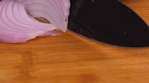 鍋中少許油，熱油倒入香腸煸炒出油，倒入南瓜塊、洋蔥翻炒片刻。