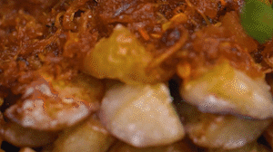 把茄子一條一條的擺好放在盤子上，上鍋蒸制3到4分鐘，出鍋后撒上蔥花。