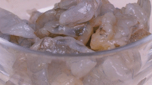 蝦去殼去蝦線，加姜絲、鹽腌制15分鐘，微煎1分鐘備用。