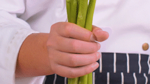 蘆筍刨去老筋，斜切小段。