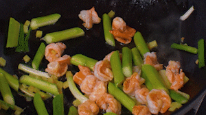 加入煎好的蝦仁，XO醬，以適量鹽、糖進(jìn)行調(diào)味翻炒。