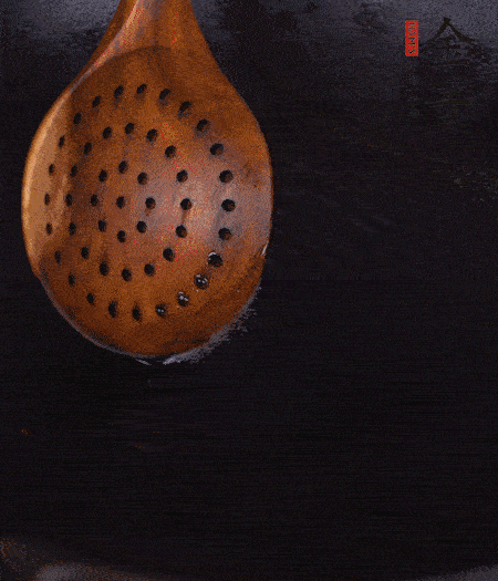 鍋中多倒些花生油，油溫達(dá)80度時(shí)，下芋頭丁炸 40 秒，直到表皮金黃，撈出待用。