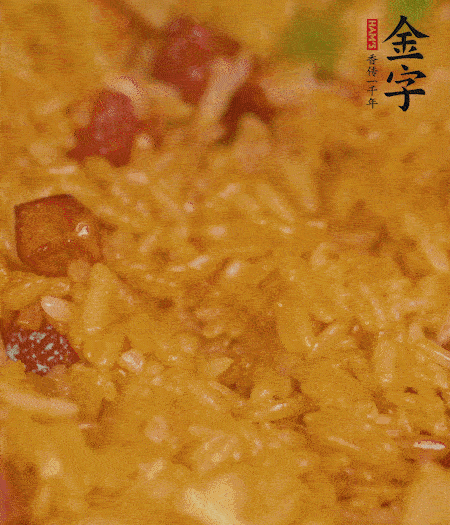 放一撮鹽、生抽少許，倒入炸好的芋頭。最后撒蔥花、蒜末翻炒均勻。