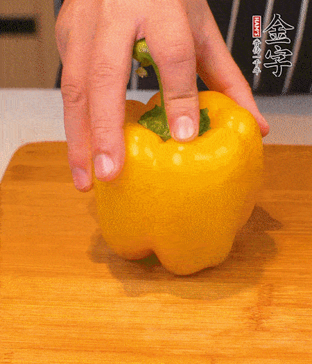 干花菇提前泡發(fā)，胡蘿卜、青椒、黃椒和花菇切丁，小紅椒切圈，小蔥切末。