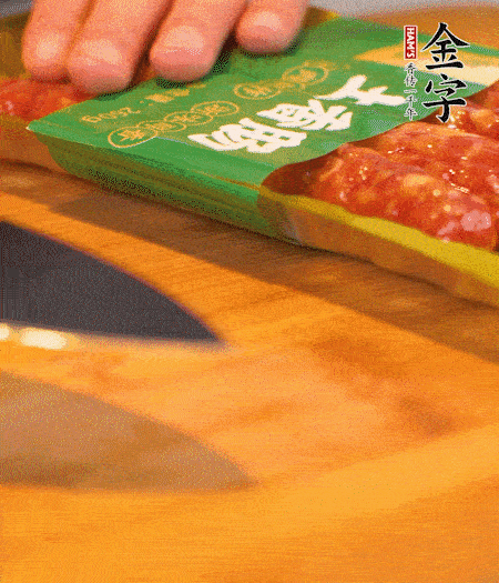 洋蔥切丁，金字土香腸切片。