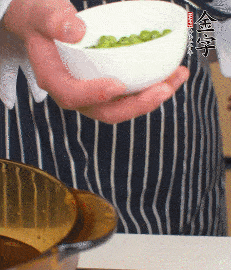 胡蘿卜、豌豆和干花菇焯水。