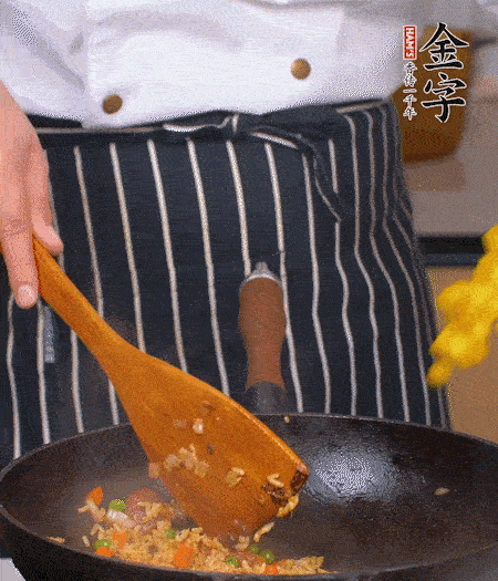 加咖喱塊、少許鹽、白糖調(diào)味，炒至咖喱塊融化后，倒米飯，翻炒至每粒米飯都包裹上咖喱，再放黃椒、青椒粒，出鍋前加菠蘿粒和小蔥翻拌均勻。