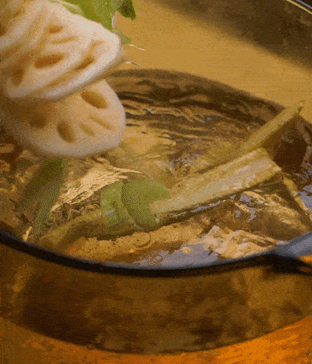 把玉米筍（對半切開）、西芹（切斜片）、蓮藕（切片），放入開水鍋內(nèi)，加點(diǎn)少許鹽、油，汆燙2分鐘。