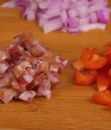 黃椒、紅椒、白洋蔥、土豆、大蔥分別切丁。金字10°鮮低溫香腸切丁。