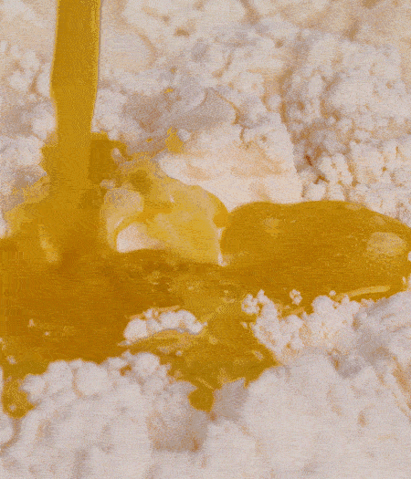 加融化的30g黃油（要不熱再倒）、黃椒、紅椒、白洋蔥、土豆、大蔥、香腸繼續(xù)攪拌均勻。