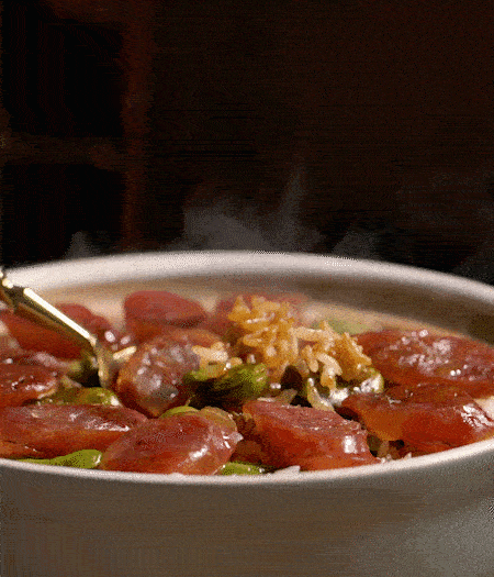 用生抽、白糖、蠔油、芝麻油調(diào)個(gè)汁，淋汁、攪拌、開吃。