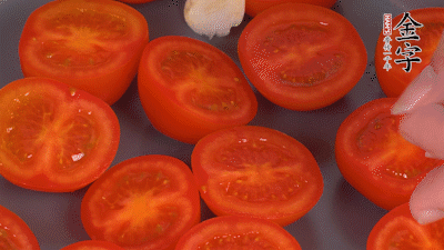 洗凈晾干的小番茄，對(duì)半切開，加切塊的大蒜、迷迭香、黑胡椒、橄欖油190度烤40分鐘、200度烤20分鐘。