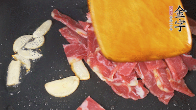 意面按照包裝時(shí)間煮熟過(guò)涼水，金字淡火腿切成小片。