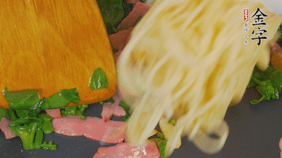 鍋中倒油燒熱，蒜片煸香，淡火腿略翻炒。