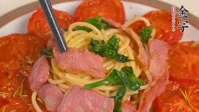 加菜花翻炒1分鐘后加意面，翻炒1分鐘后用少許鹽、黑胡椒調(diào)味即可。