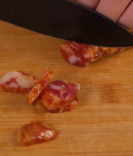 香腸切薄片。