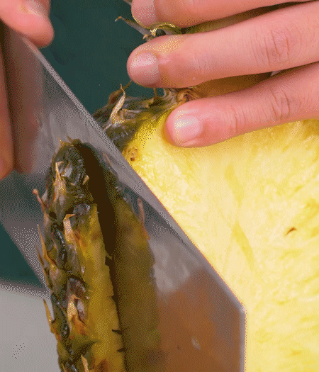 鳳梨去皮把果肉切塊，醬肉切小塊。