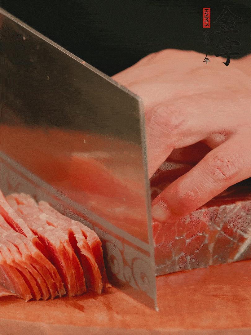 新鮮雞腿用刀在表面劃幾刀。金字火腿切薄片備用。