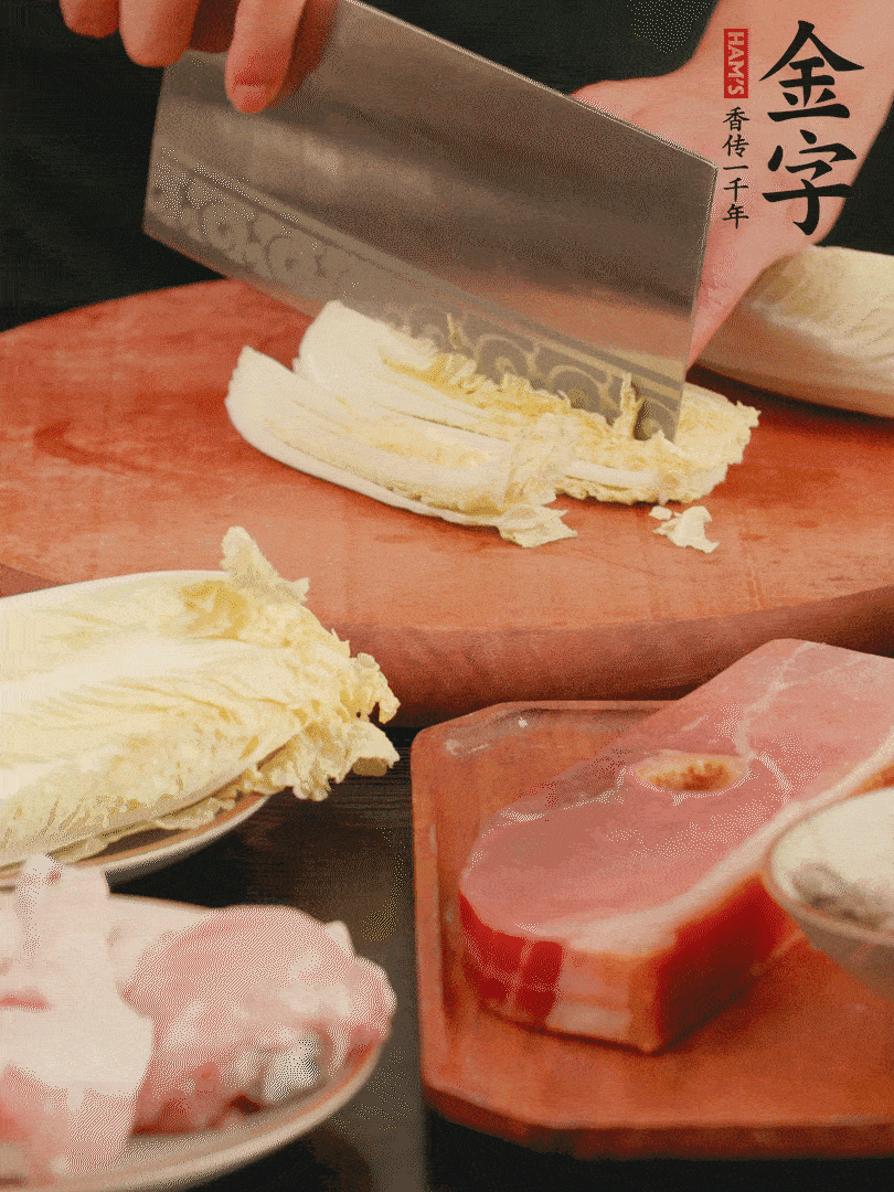 白菜去掉頭尾，對半豎切，再均勻切4刀。