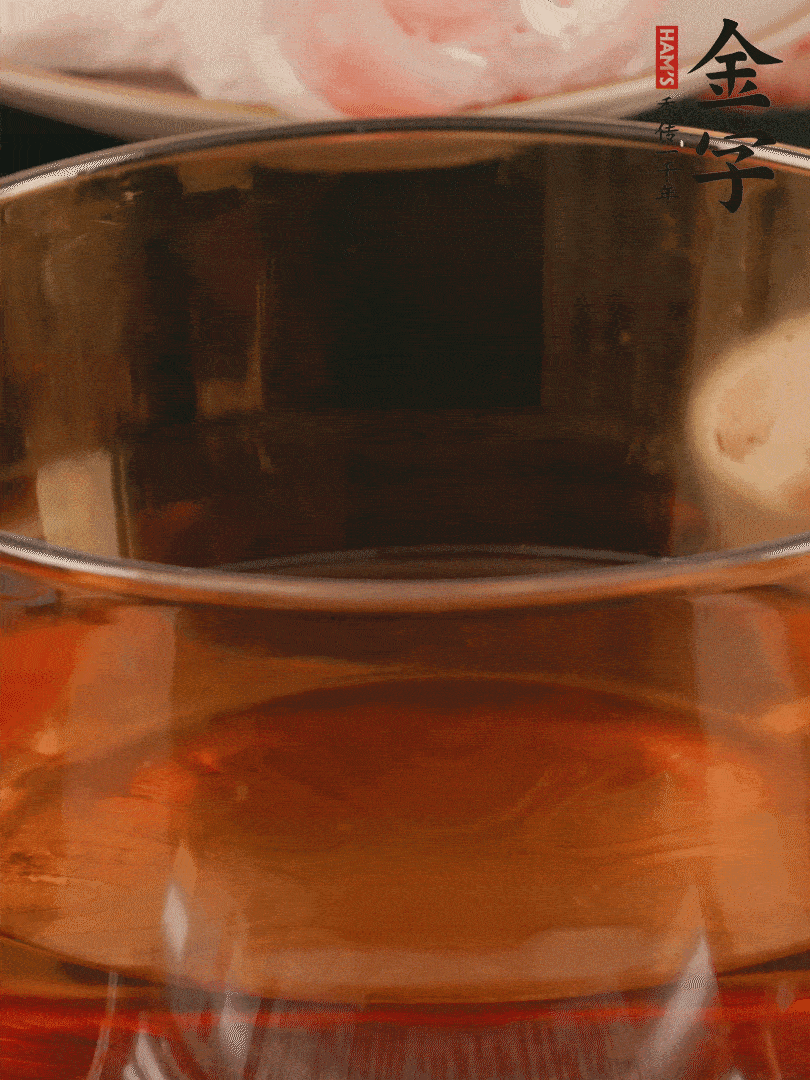 雞腿冷水入鍋，加姜片料酒焯水，撈出溫水洗凈。