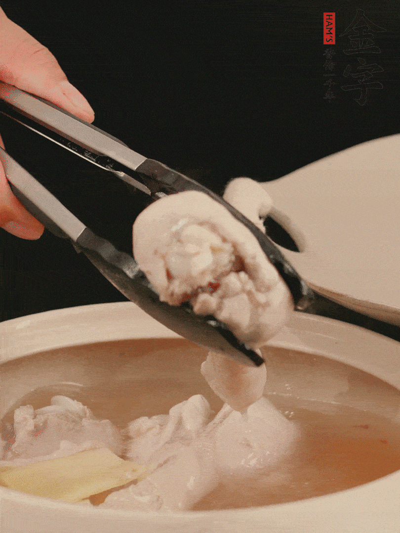 雞腿放入砂鍋，加姜片、料酒、清水，中火燉煮20分鐘撈出。