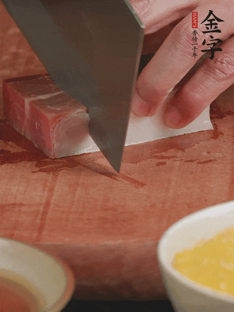 金字火腿去皮，切成大塊。