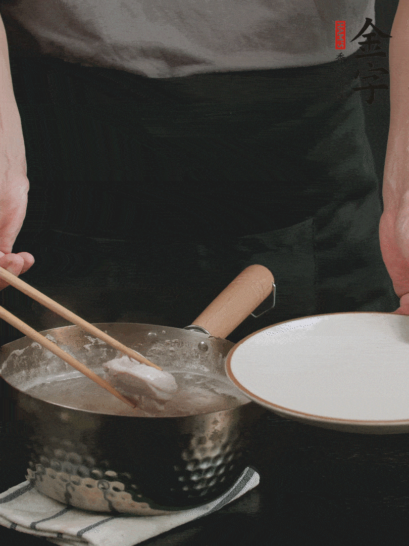 雞塊冷水下鍋，加姜片、料酒焯水，撈出洗凈備用。