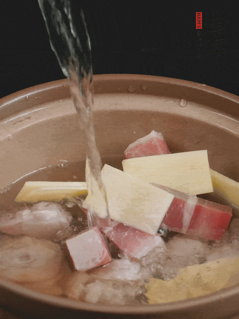 雞塊、火腿、姜片加適量料酒、清水燉80分鐘。