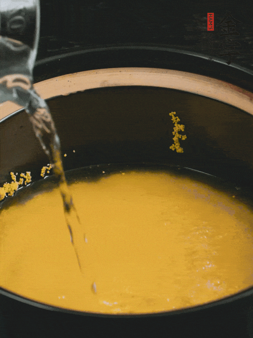 小米洗凈后，加水小火煲1個小時。