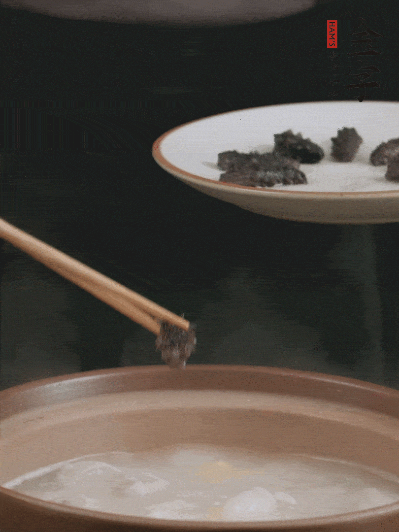 期間雞湯燉到80分鐘時，加小海參再燉10分鐘。