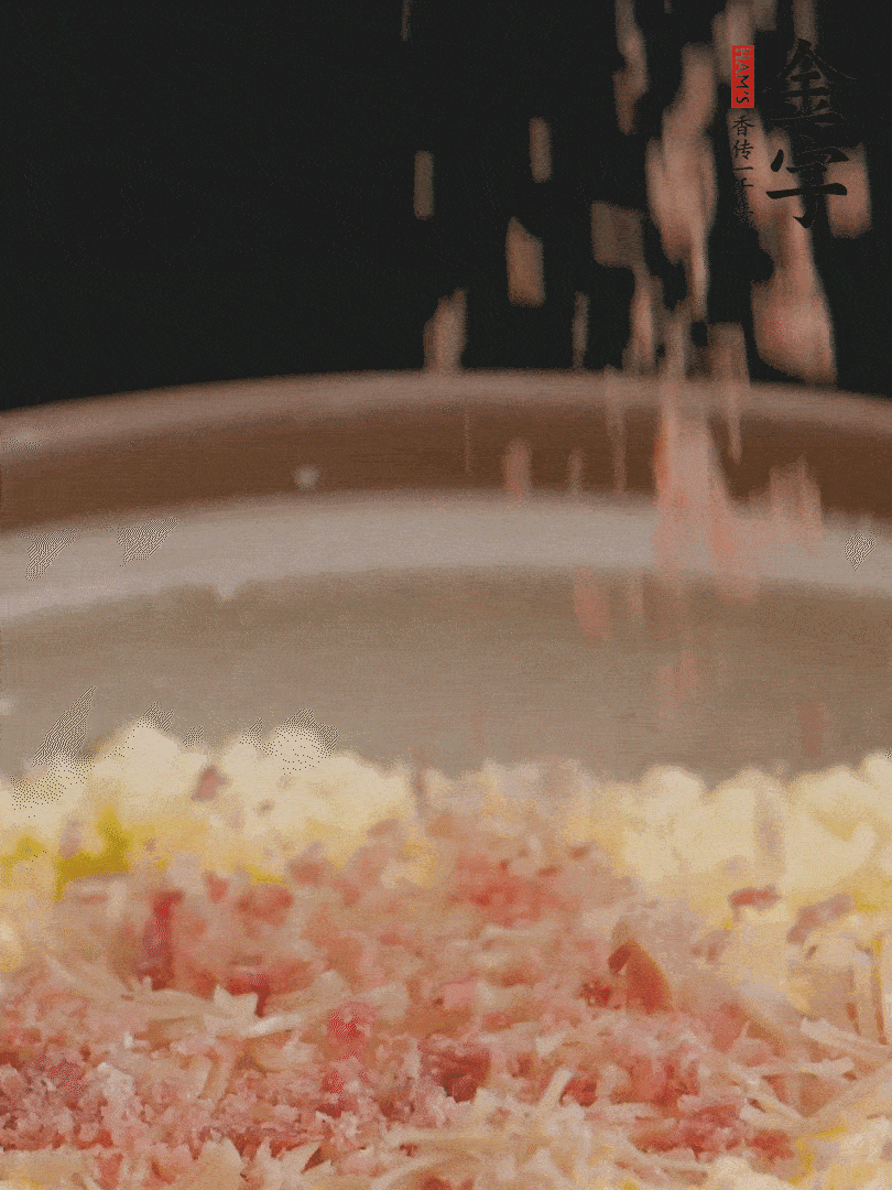 加雞湯沒過，放干貝絲、火腿末、小海參。