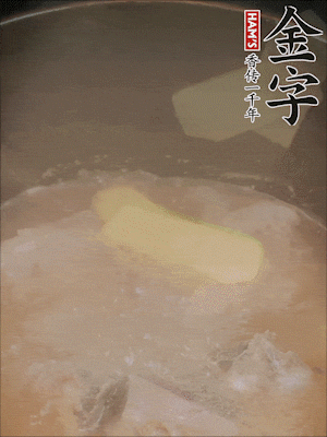 排骨洗凈，加生姜、黃酒焯水，溫水洗凈備用。