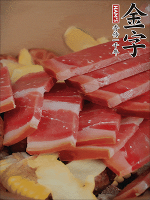 除鮑魚外的所有材料放進(jìn)鍋里，加清水、姜、黃酒，大火燒開，轉(zhuǎn)小火煲90分鐘。