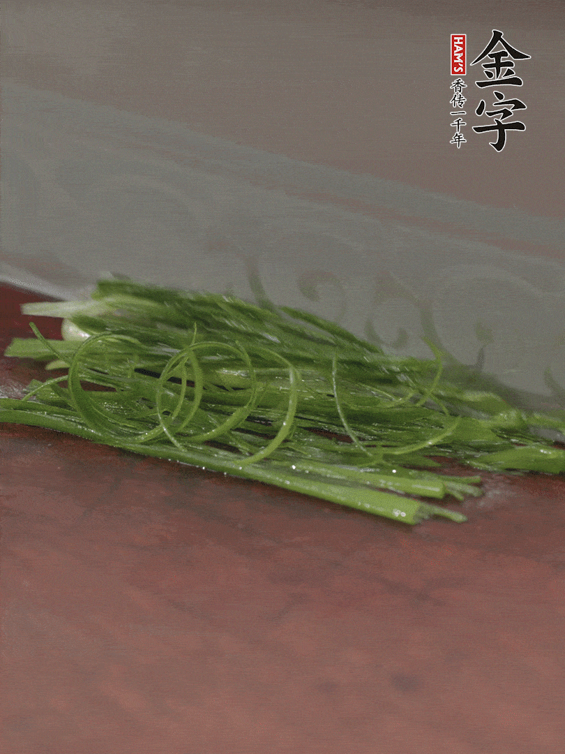 生姜切薄片，紅椒切細(xì)絲，小蔥蔥綠切細(xì)絲，泡入冰水中保持新鮮。