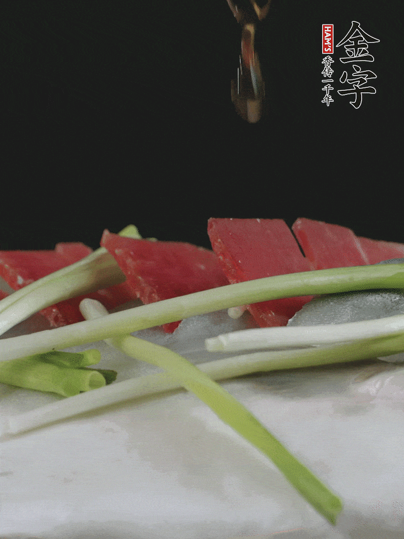 蔥白置于魚身，放適量豌豆，淋上花雕酒。