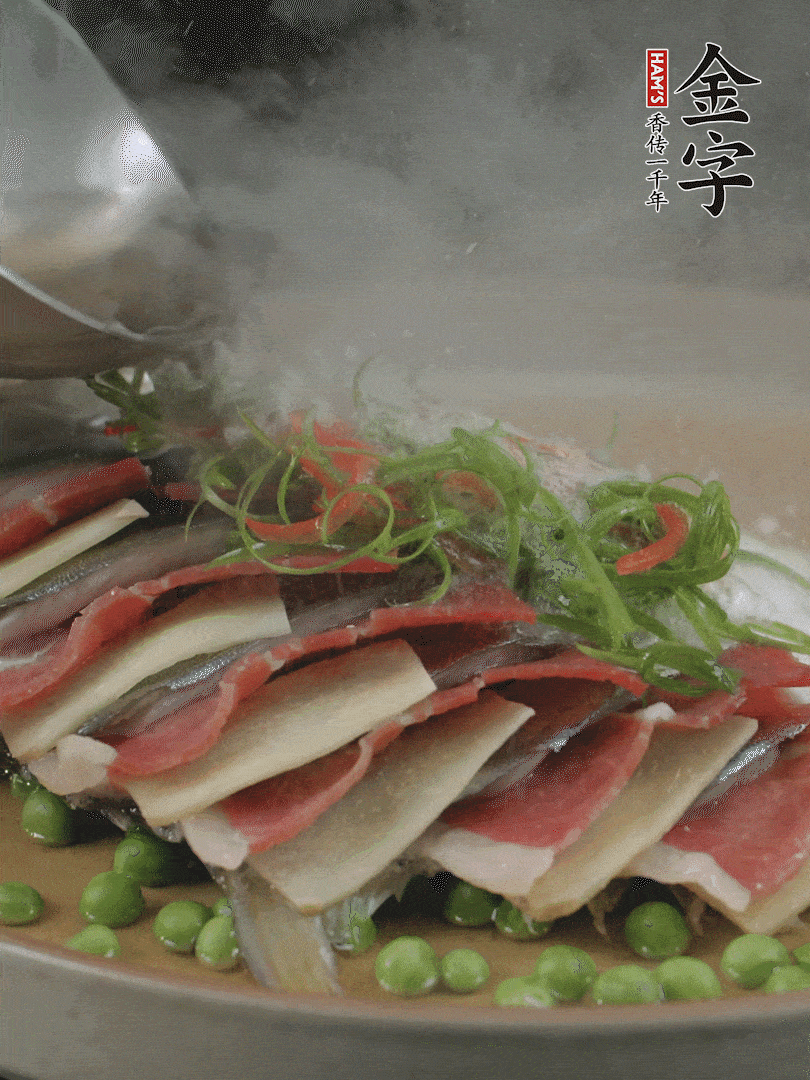 表面放上蔥絲、紅椒絲，淋上熱油。