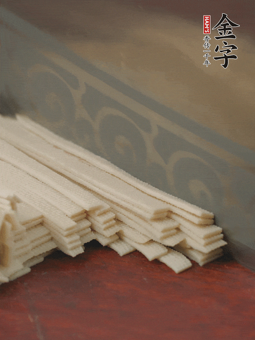 燉火腿期間，千張切細絲，白蘿卜去皮切細絲，蒜葉切細丁。